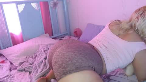 Snapshot of damn_milaa chatting on January 6, 2026, 6:11 pm damn_milaa online show from January 6, 2026, 6:11 pm