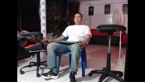 Snapshot of damyan_2003 chatting on January 10, 2025, 12:49 am damyan_2003 online show from January 10, 2025, 12:49 am