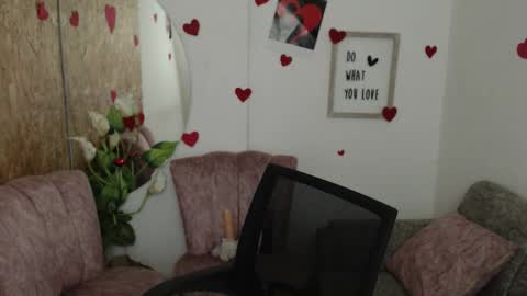 danalaleska online show from October 21, 2025, 6:25 am