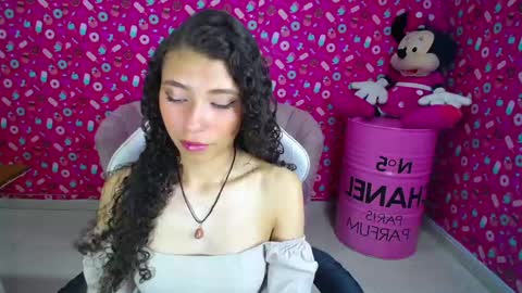 Danatella  online show from February 6, 2025, 4:58 pm