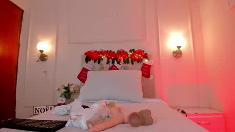 Hi I am Dani online show from December 5, 2024, 2:44 pm