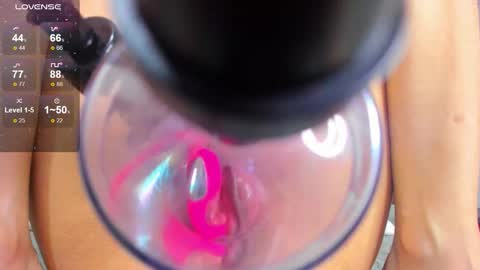 Snapshot of dania_wi chatting on December 19, 2025, 3:57 am DANIA online show from December 19, 2025, 3:57 am