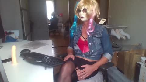 newcumer online show from December 6, 2024, 9:54 am