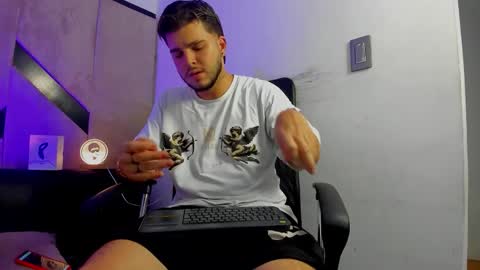 Snapshot of danielclarton chatting on September 19, 2025, 2:35 am DANIEL online show from September 19, 2025, 2:35 am