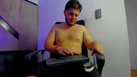 Snapshot of danielclarton chatting on September 23, 2025, 11:35 am DANIEL online show from September 23, 2025, 11:35 am