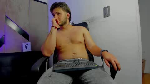Snapshot of danielclarton chatting on October 8, 2025, 5:05 am DANIEL online show from October 8, 2025, 5:05 am