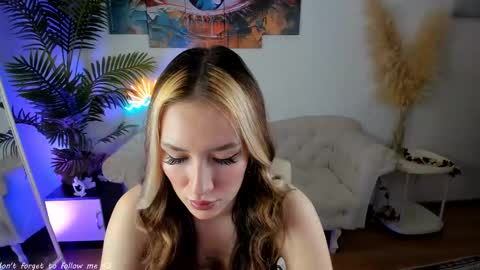 danielle_clar online show from November 1, 2025, 1:35 pm