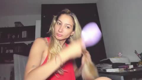 Snapshot of danikrosse chatting on December 10, 2024, 5:50 am Danik online show from December 10, 2024, 5:50 am