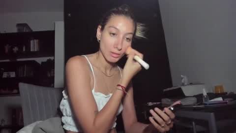Snapshot of danikrosse chatting on January 21, 2025, 3:48 am Danik online show from January 21, 2025, 3:48 am