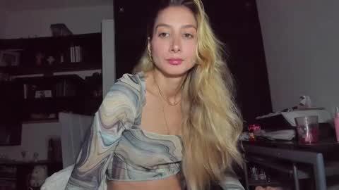 Snapshot of danikrosse chatting on January 25, 2025, 4:02 am Danik online show from January 25, 2025, 4:02 am