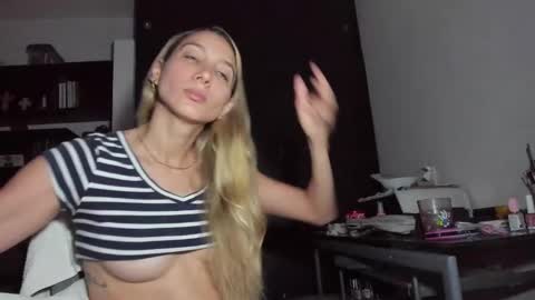 Snapshot of danikrosse chatting on January 26, 2025, 4:09 am Danik online show from January 26, 2025, 4:09 am