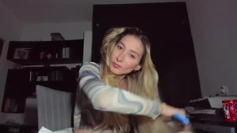 Snapshot of danikrosse chatting on January 27, 2025, 3:58 am Danik online show from January 27, 2025, 3:58 am