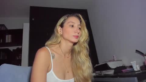 Snapshot of danikrosse chatting on February 5, 2025, 3:55 am Danik online show from February 5, 2025, 3:55 am