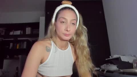 Snapshot of danikrosse chatting on October 15, 2025, 4:45 am Danik online show from October 15, 2025, 4:45 am