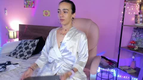 Snapshot of danna__castle chatting on February 5, 2025, 8:00 am Dannacastle online show from February 5, 2025, 8:00 am