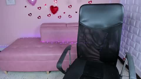 Snapshot of danna_berry chatting on March 5, 2025, 6:45 pm DannaBerry online show from March 5, 2025, 6:45 pm