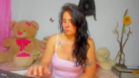Danna Sofia jeins online show from October 2, 2025, 9:05 am