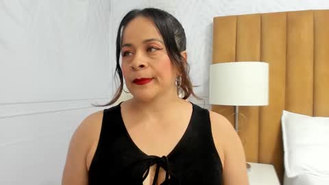 Snapshot of daphne81_ chatting on February 14, 2025, 2:18 am Daphne online show from February 14, 2025, 2:18 am