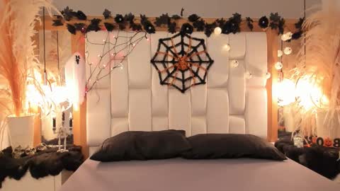 daphne_and_roger online show from October 8, 2025, 11:19 am