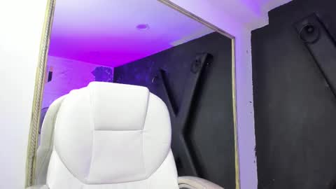Snapshot of darlingbdsm_ chatting on February 28, 2025, 10:50 pm Darling online show from February 28, 2025, 10:50 pm