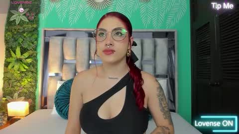 Snapshot of darlyhooper1_ chatting on October 12, 2025, 12:15 pm Darlyhooper online show from October 12, 2025, 12:15 pm