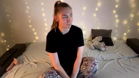 Snapshot of dasha_mom chatting on December 20, 2024, 10:43 pm kisses4u thanks follow me i like new follow online show from December 20, 2024, 10:43 pm