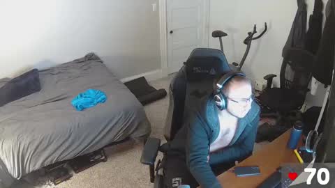 Snapshot of david_novabear chatting on December 5, 2024, 1:36 am David online show from December 5, 2024, 1:36 am