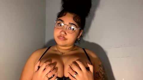 dayqueen1 online show from May 17, 2026, 10:44 am