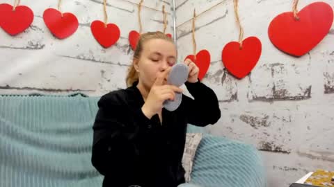 Holly online show from May 19, 2026, 1:22 am