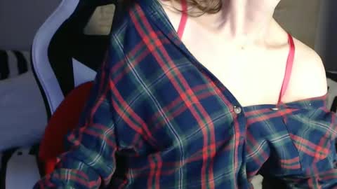 Snapshot of deessedivine chatting on January 8, 2025, 3:39 pm KamiDevi online show from January 8, 2025, 3:39 pm