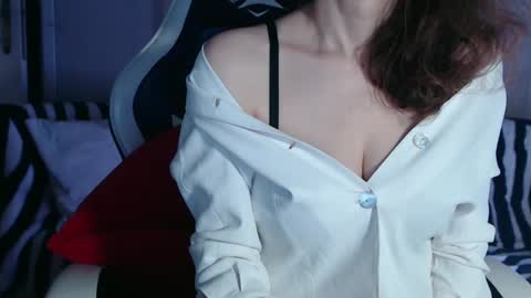 Snapshot of deessedivine chatting on January 17, 2025, 4:26 pm KamiDevi online show from January 17, 2025, 4:26 pm