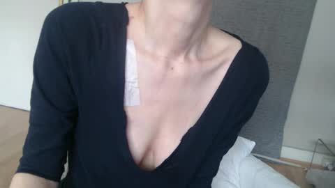 Snapshot of deessedivine chatting on October 25, 2025, 12:23 pm KamiDevi online show from October 25, 2025, 12:23 pm