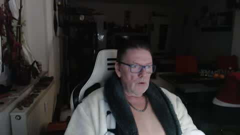 Snapshot of deinprinz2312 chatting on December 17, 2025, 3:45 am deinprinz2312 online show from December 17, 2025, 3:45 am