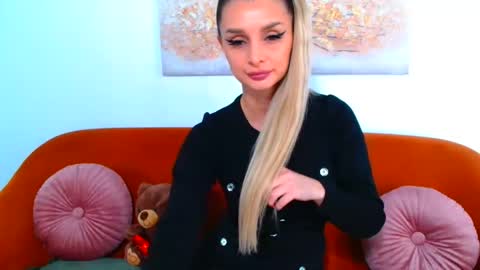 deliciaalove online show from November 3, 2025, 7:04 pm