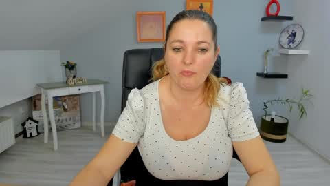 Snapshot of deliciouslolly chatting on December 18, 2024, 7:58 am DeliciousLolly online show from December 18, 2024, 7:58 am