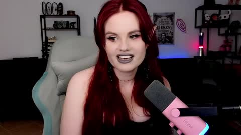 Snapshot of dellacrush_ chatting on April 8, 2026, 5:35 pm dellacrush_ online show from April 8, 2026, 5:35 pm