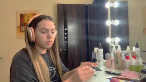 Mona online show from October 9, 2025, 4:38 pm