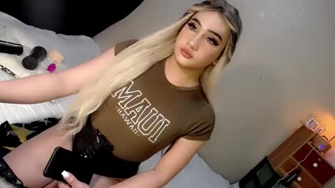 Snapshot of deluxetgirl69 chatting on January 5, 2025, 11:44 pm Chesca online show from January 5, 2025, 11:44 pm