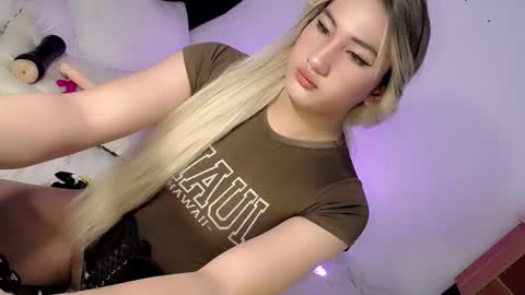 Snapshot of deluxetgirl69 chatting on January 29, 2025, 2:51 am Chesca online show from January 29, 2025, 2:51 am