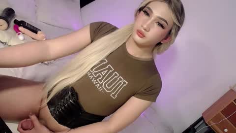 Snapshot of deluxetgirl69 chatting on January 31, 2025, 11:45 pm Chesca online show from January 31, 2025, 11:45 pm