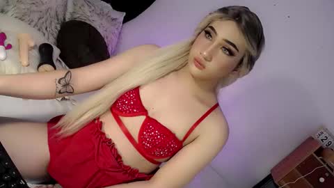 Snapshot of deluxetgirl69 chatting on February 6, 2025, 9:22 am Chesca online show from February 6, 2025, 9:22 am