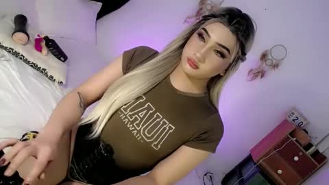 Snapshot of deluxetgirl69 chatting on February 24, 2025, 3:42 pm Chesca online show from February 24, 2025, 3:42 pm