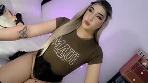 Snapshot of deluxetgirl69 chatting on February 25, 2025, 12:03 pm Chesca online show from February 25, 2025, 12:03 pm