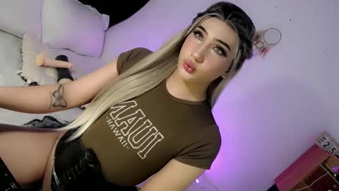 Snapshot of deluxetgirl69 chatting on March 4, 2025, 3:11 am Chesca online show from March 4, 2025, 3:11 am