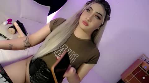 Snapshot of deluxetgirl69 chatting on September 9, 2025, 8:52 pm Chesca online show from September 9, 2025, 8:52 pm