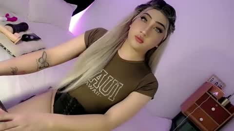 Snapshot of deluxetgirl69 chatting on September 13, 2025, 9:31 am Chesca online show from September 13, 2025, 9:31 am