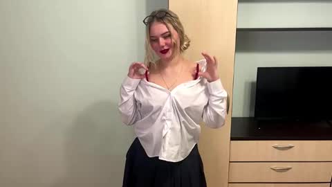 Snapshot of deonnahobb chatting on February 18, 2026, 4:03 pm Luna online show from February 18, 2026, 4:03 pm