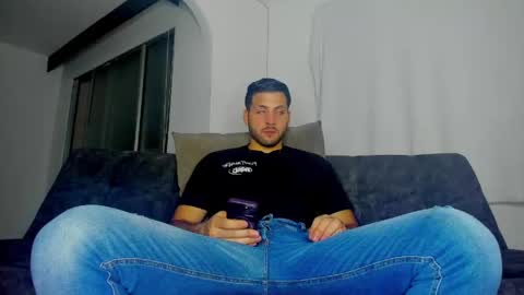 Snapshot of dereckhardd chatting on May 1, 2026, 2:05 am dereckhardd online show from May 1, 2026, 2:05 am