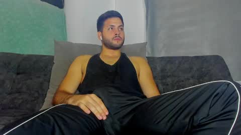 Snapshot of dereckhardd chatting on May 9, 2026, 12:10 pm dereckhardd online show from May 9, 2026, 12:10 pm
