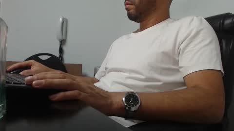 Snapshot of derrik_ chatting on December 6, 2024, 11:11 am     online show from December 6, 2024, 11:11 am